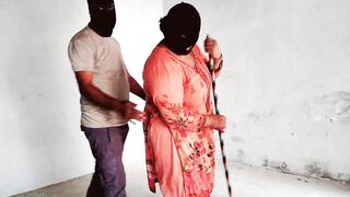 Apni Kam wali anti ko choda bry boobs wali nukrani