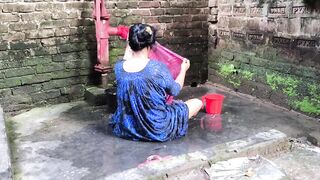 I grabbed my aunty while she was taking bath and started fucking her