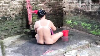 I grabbed my aunty while she was taking bath and started fucking her