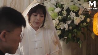 ModelMedia Asia - The widow who cheated on husband in front of his last photo