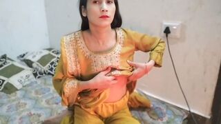 Indian Step Sister Ka apne samne kapra kholbaya