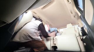 A perverted married woman who pulls a blowjob in the car