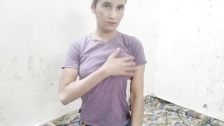 Akele me bhabhi ne muze chuchi dikhai aur choda