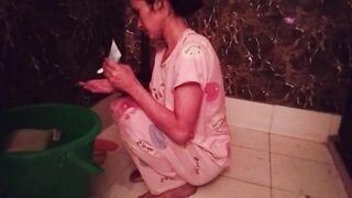 Teen age girl ka bathroom MMS viral video