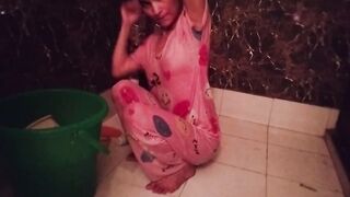 Teen age girl ka bathroom MMS viral video