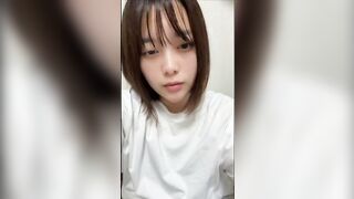 [Masturbating through pants] An ordinary amateur female college student touches her pussy after a bath and masturbates, which is exciting.