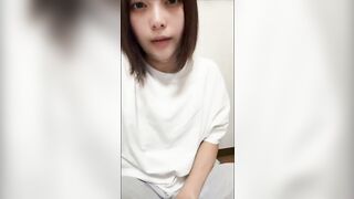 [Masturbating through pants] An ordinary amateur female college student touches her pussy after a bath and masturbates, which is exciting.