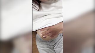 It's exciting to watch an ordinary amateur female college student touching her pussy and masturbating after a bath.