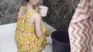 Step sister ko bathroom me pakad ke chod diya
