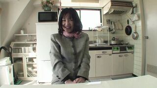 Makiko Nakane enjoys some steamy solo fun with a lucky guy