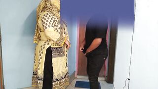 35 Year Old (Ayesha Bhabhi) bakaya paisa lene aye the, paise ke badle padose se kiya Choda Chudi, Hindi Audio - Pakistan - 5 image